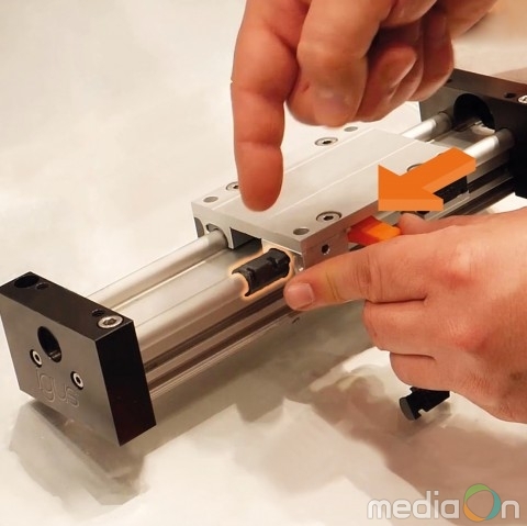 이구스, 베어링으로 레일에서 라이너 바로 교체 구현